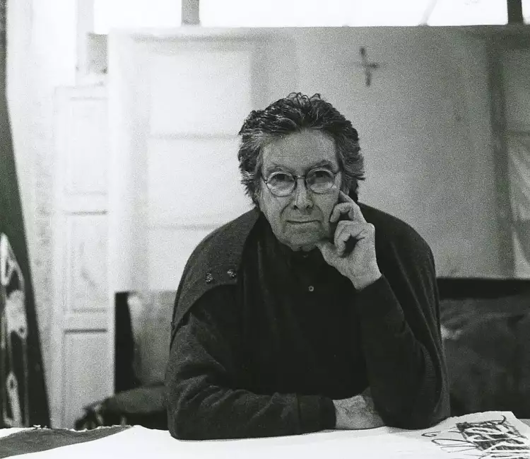 10 most famous Spanish artists. Antoni Tàpies. Photo portrait, 2002 10 most famous Spanish artists. Antoni Tàpies. Photo portrait, 2002