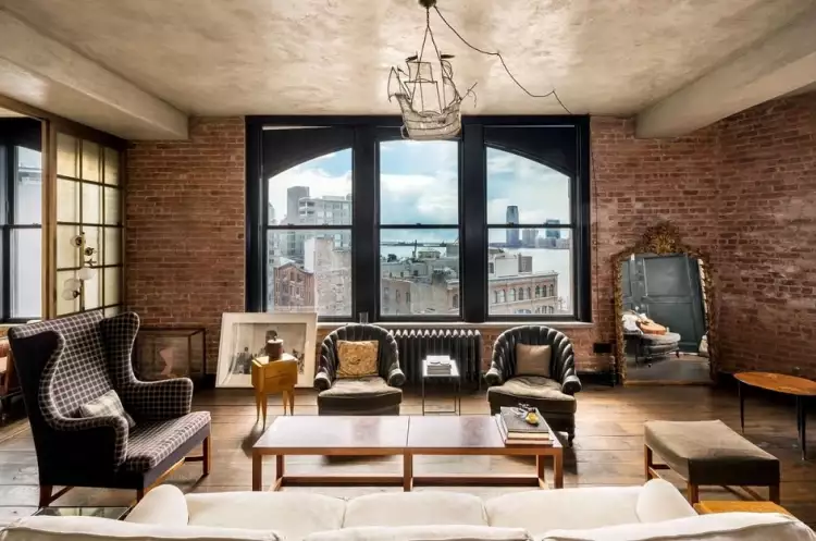 Лофт. Интерьер в стиле лофт, гостиная с большим зеркалом в углу