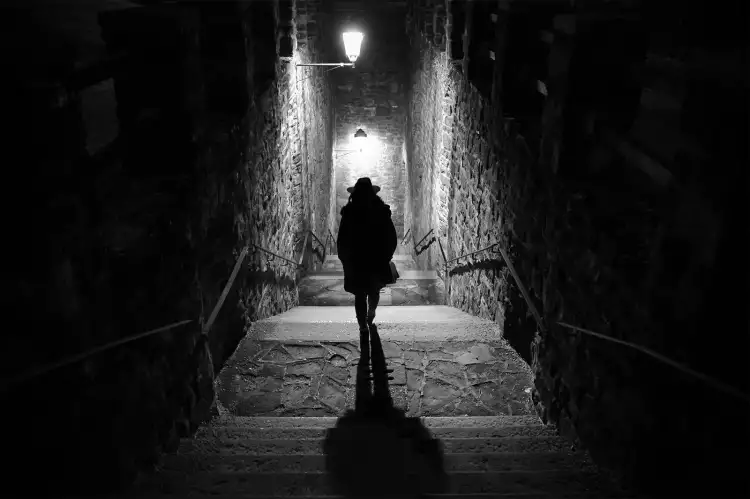 Город в жанре нуар. Лестница, фонарь, девушка