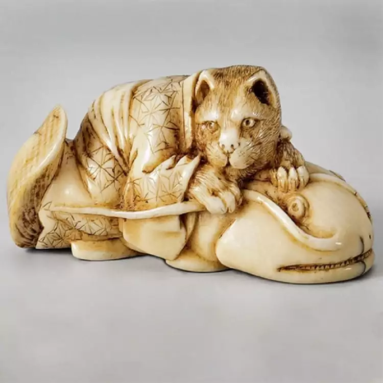 Нэцкэ. Кот на рыбе, вызывающей землетрясения