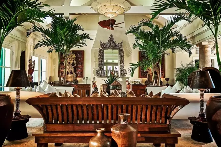 Колониальный стиль в интерьере. Интерьер гостиной с зеркалом и пальмами в колониальном стиле