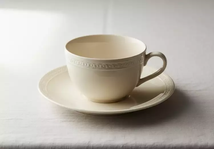 Английский фаянс - чайная пара из 'сливочной' керамики (Creamware) Джозайи Веджвуда. Английский фаянс - чайная пара из 'сливочной' керамики (Creamware) Джозайи Веджвуда.