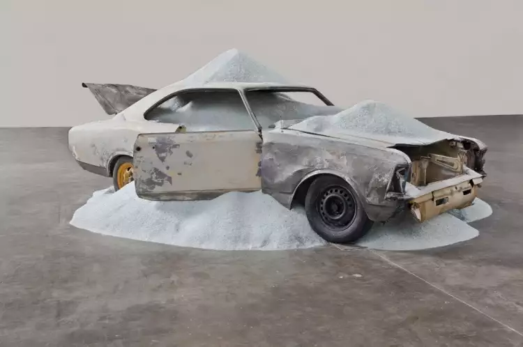 Дэниел Аршам. Инсталляция в виде состаренного автомобиля