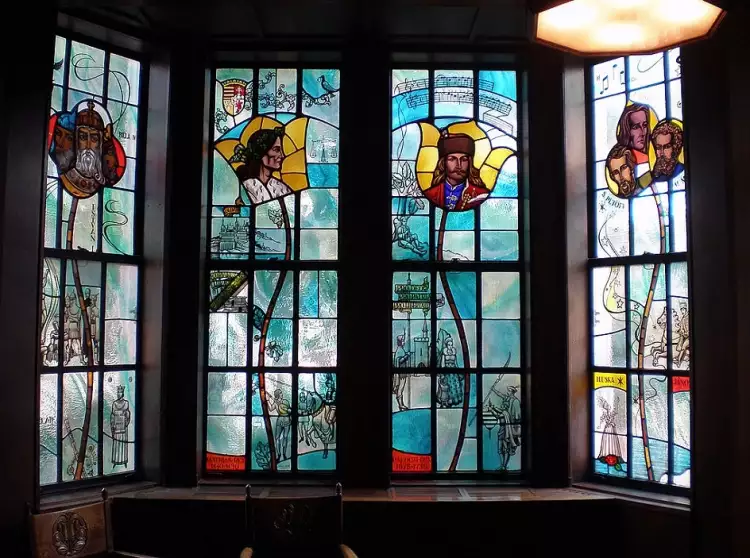 Glasmalerei. Fenster des Ungarischen Saals im Gebäude der Universität von Pittsburgh in den USA, 20. Jahrhundert Glasmalerei. Fenster des Ungarischen Saals im Gebäude der Universität von Pittsburgh in den USA, 20. Jahrhundert