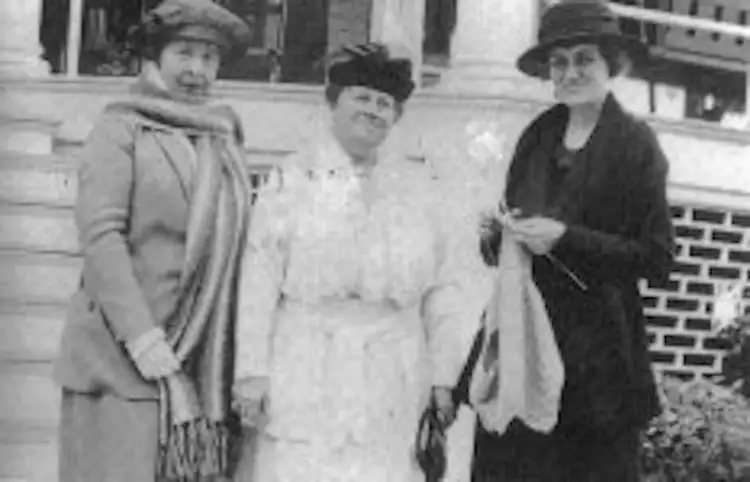 Элла Уайт в середине