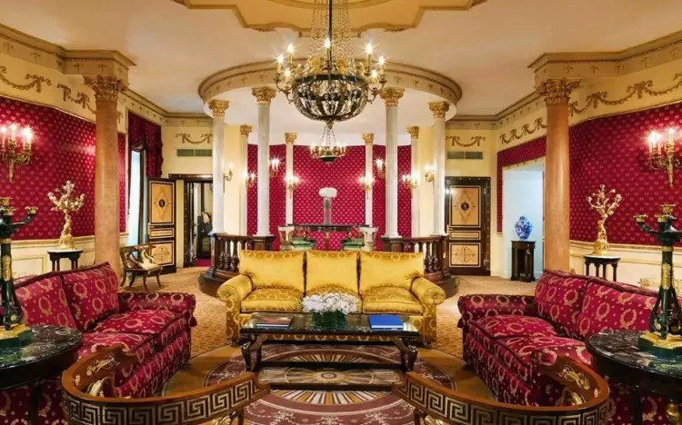 Ампир. Интерьер гостиной с колоннами и тремя диванами в стиле ампир