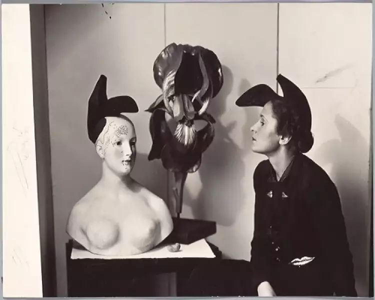 Сальвадор Дали и Гала. Гала в шляпке-туфле Эльзы Шиапарелли 1938 год