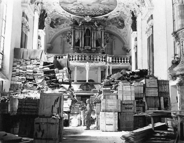 «Дегенеративное искусство». Склад конфискованного в бывшей церкви