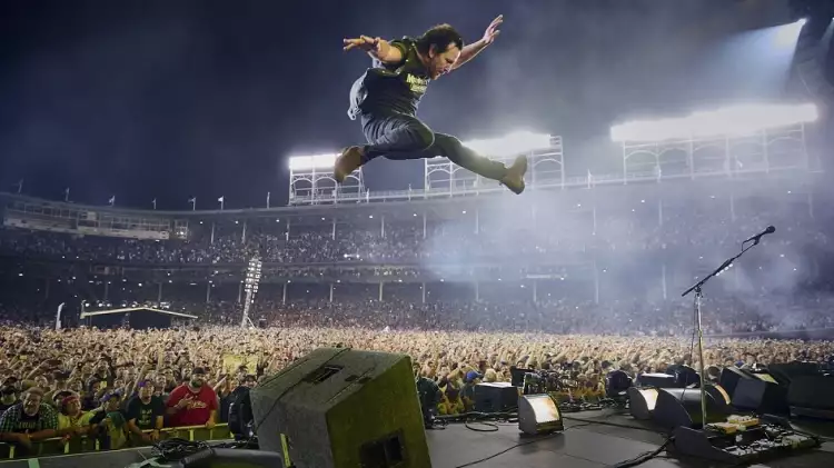 Концертная фотография. Дэнни Клинч. «Эдди Веддер из Pearl Jam во время концерта» Концертная фотография. Дэнни Клинч. «Эдди Веддер из Pearl Jam во время концерта»