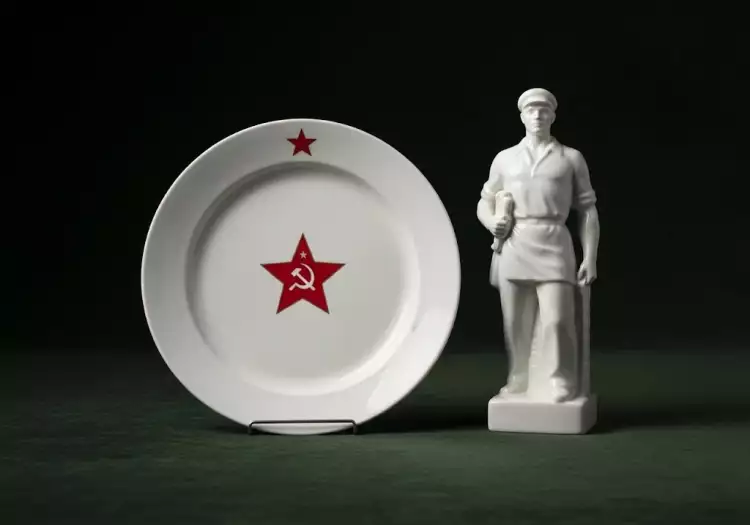 Примеры агитационного фарфора: тарелка с лозунгом и статуэтка работницы