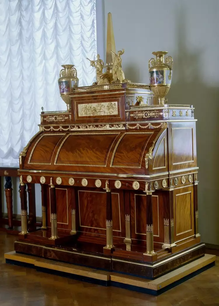 Marketerie. Heinrich Hambs. Kommode mit Stehpult, Spielwerk und Bronzeband, frühes 19. Jahrhundert