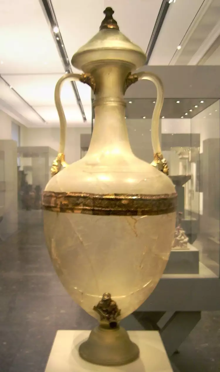 Эллинизм. Эллинистическая стеклянная амфора, II век до нашей эры Эллинизм. Эллинистическая стеклянная амфора, II век до нашей эры