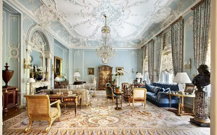 Интерьер в стиле ренессанс. Интерьер гостиной с хрустальной люстрой и бронзовым бюстом