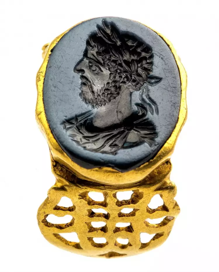 Juwelierkunst. Römischer Goldring mit Porträt des Kaisers Commodus, II. Jahrhundert Juwelierkunst. Römischer Goldring mit Porträt des Kaisers Commodus, II. Jahrhundert