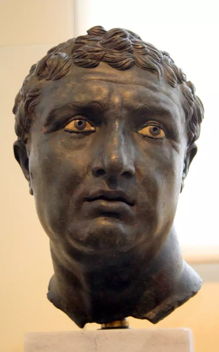 Эллинизм. Бронзовый портрет с инкрустированными глазами, I век до нашей эры Эллинизм. Бронзовый портрет с инкрустированными глазами, I век до нашей эры