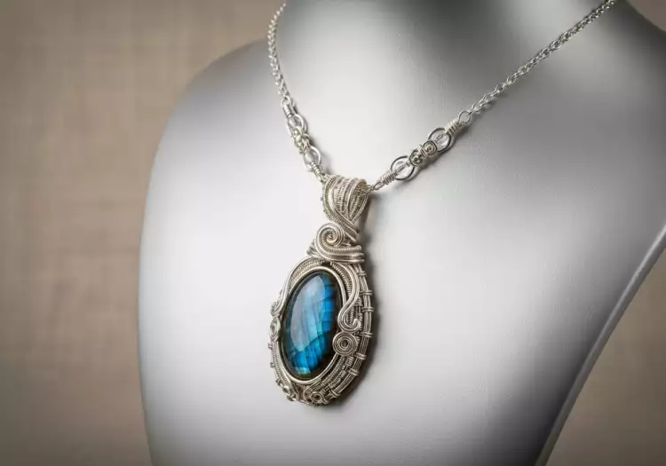 Уникальное ювелирное изделие от независимого дизайнера - отличная идея лота для магазина.