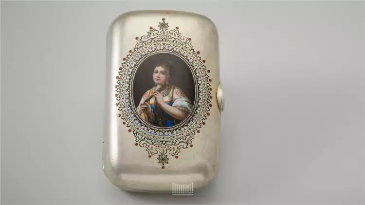 Ювелирная фирма «Сазиков». Портсигар, серебро, эмаль, последняя четверть XIX века Ювелирная фирма «Сазиков». Портсигар, серебро, эмаль, последняя четверть XIX века
