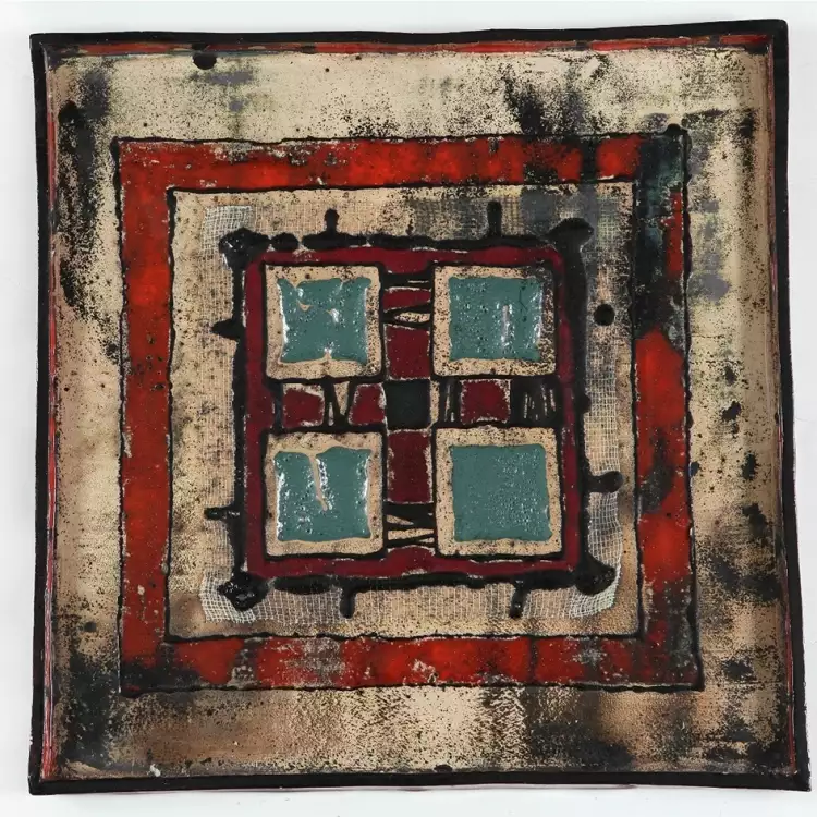 А. Л. Удальцова. Декоративное панно «Красные рамки». Москва, 2004