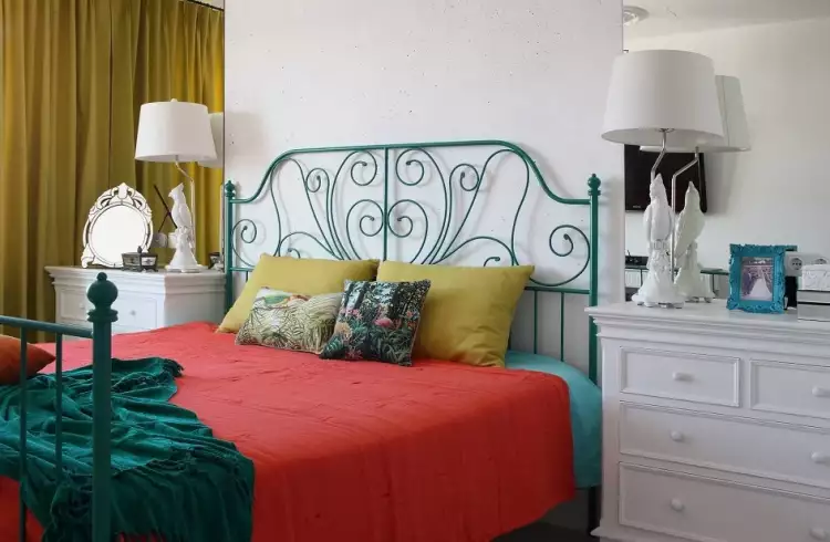 Стиль интерьера ретро. Интерьер спальни с кроватью и массивной тумбой в стиле ретро Стиль интерьера ретро. Интерьер спальни с кроватью и массивной тумбой в стиле ретро