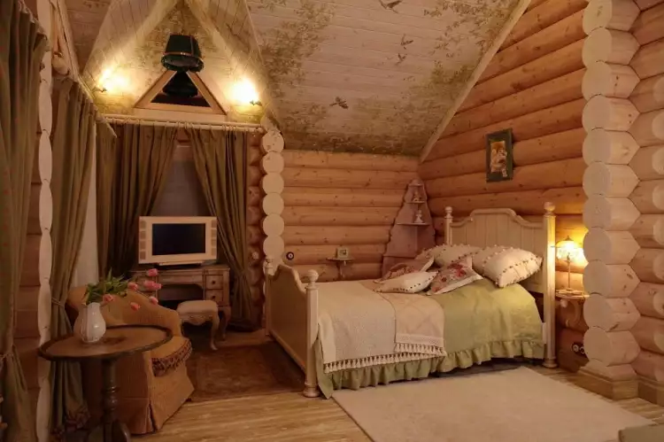 Русский стиль. Интерьер спальни в стиле «русская изба» с телевизором и деревянной кроватью в русском стиле