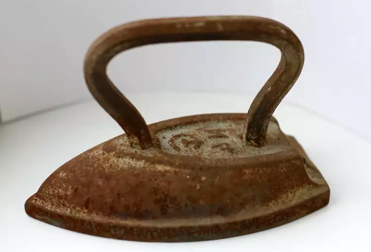 Ржавый старинный утюг Ржавый старинный утюг
