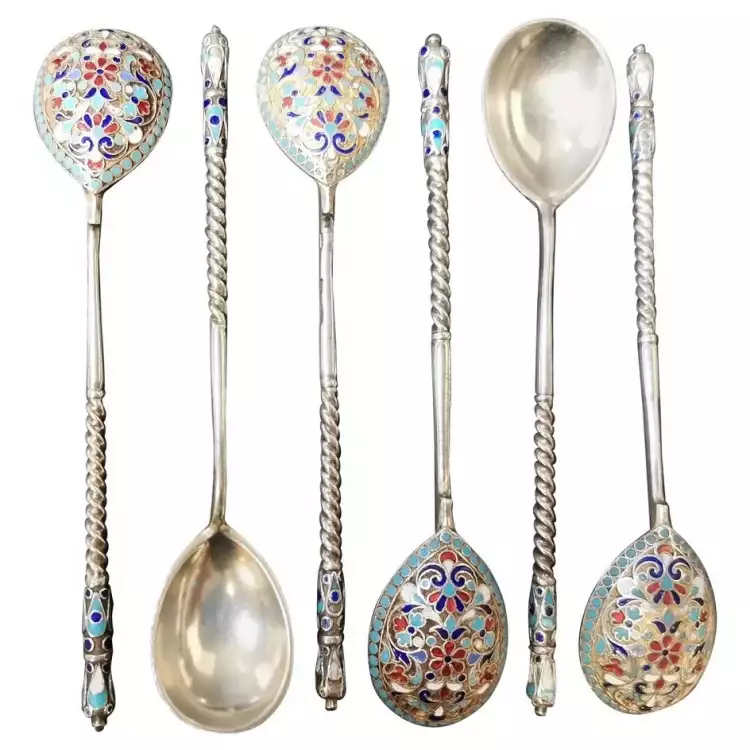 Gustav Klingerts Silber. Satz von sechs imperialen Silberlöffeln mit Cloisonné-Emaille, um 1900 Gustav Klingerts Silber. Satz von sechs imperialen Silberlöffeln mit Cloisonné-Emaille, um 1900