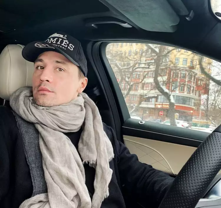 Дима Билан в кепке из своей коллекции