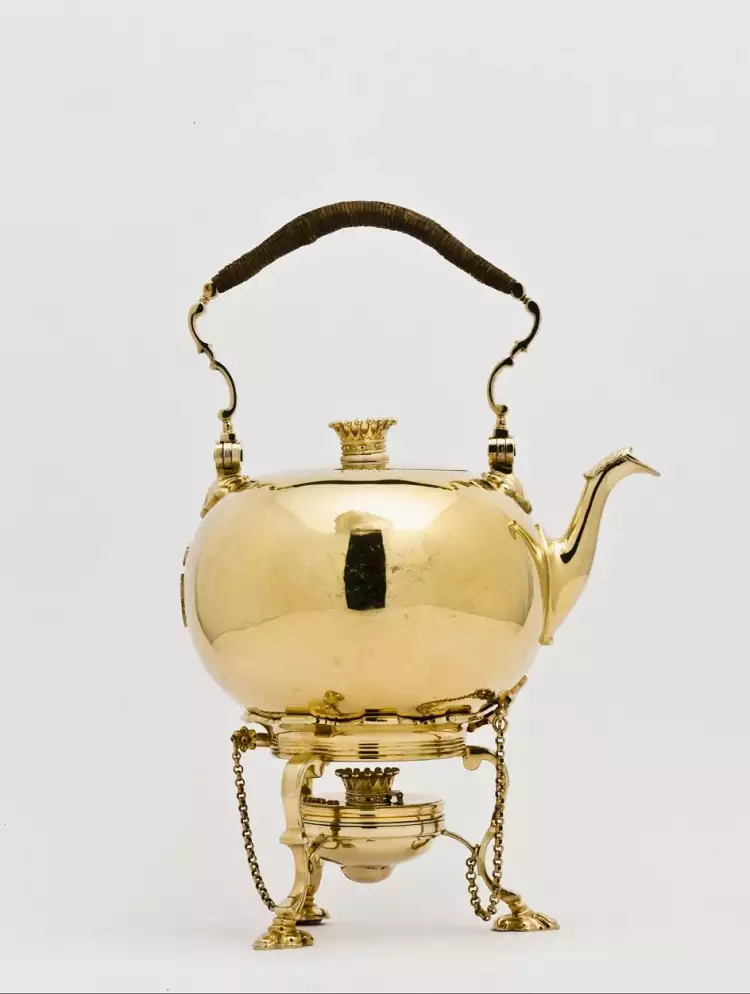 Silber Großbritanniens. Robert Garrard. Buliotka mit einem Tagan und einer Spiritusflamme, 1880-1881 Silber Großbritanniens. Robert Garrard. Buliotka mit einem Tagan und einer Spiritusflamme, 1880-1881