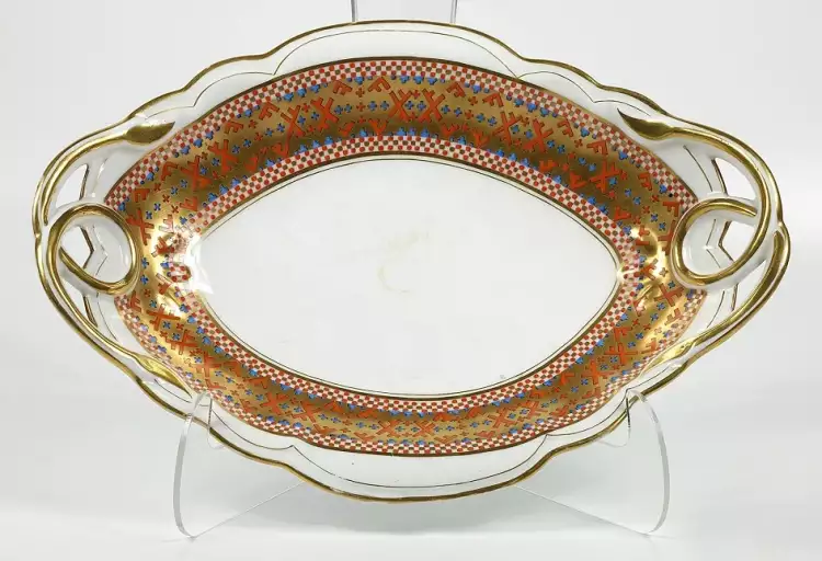 Русский фарфор. Завод М. С. Кузнецова, Дулёво. Сухарница с орнаментальным декором, конец XIX в. Собрание Эрмитажа