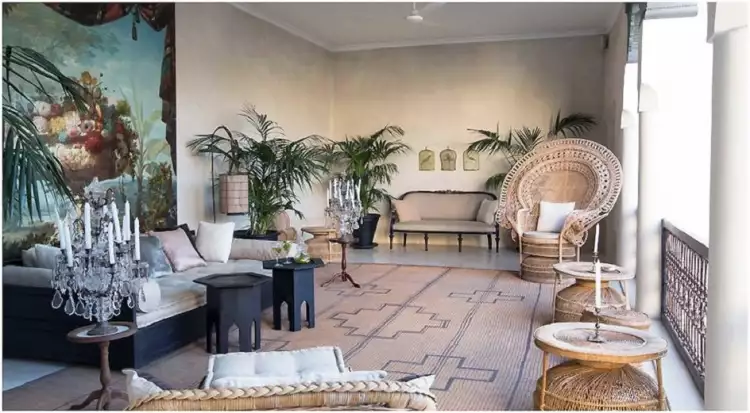 Колониальный стиль в интерьере. Интерьер гостиной с плетеной мебелью и канделябрами в колониальном стиле