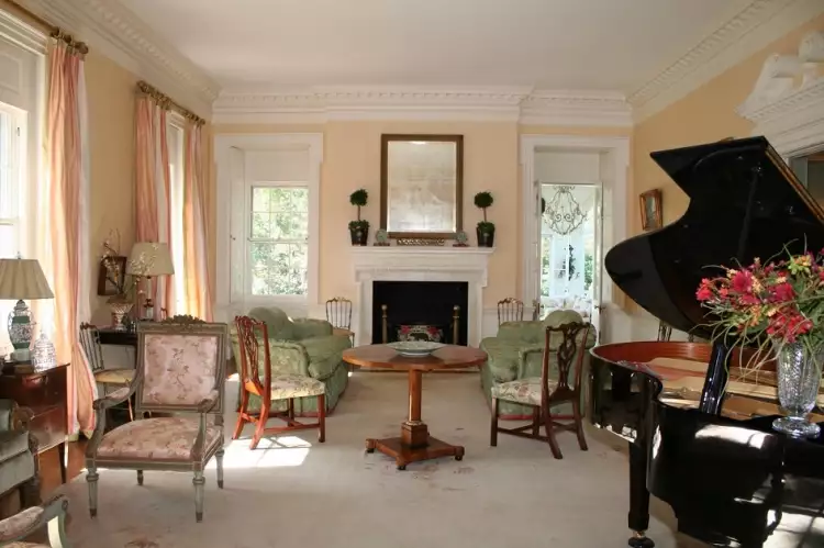 Колониальный стиль в интерьере. Интерьер гостиной с роялем и камином в колониальном стиле