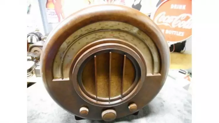 Антикварный радиоприемник