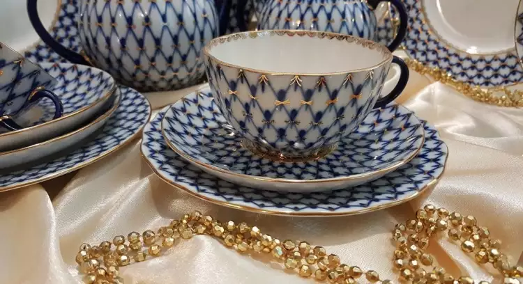 Твердый фарфор. Чайный сервиз с кобальтовой сеткой, ИФЗ