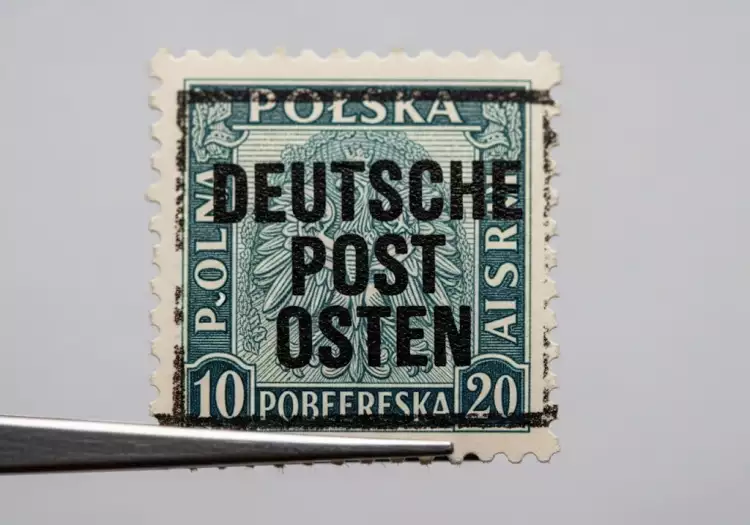 Марка для оккупированной территории с надпечаткой Марка для оккупированной территории с надпечаткой