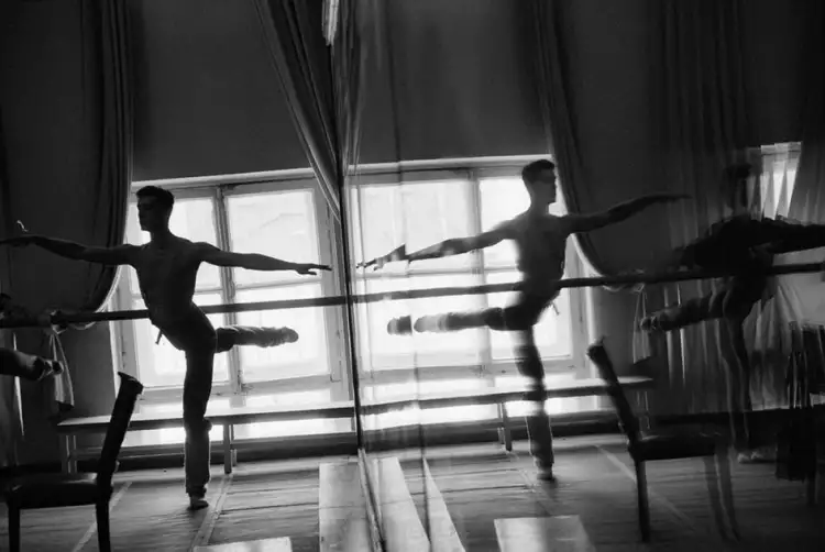 Репортажная съемка. Георгий Пинхасов. Фотография «Репетиция для артистов балета Большого театра», 1995 Репортажная съемка. Георгий Пинхасов. Фотография «Репетиция для артистов балета Большого театра», 1995