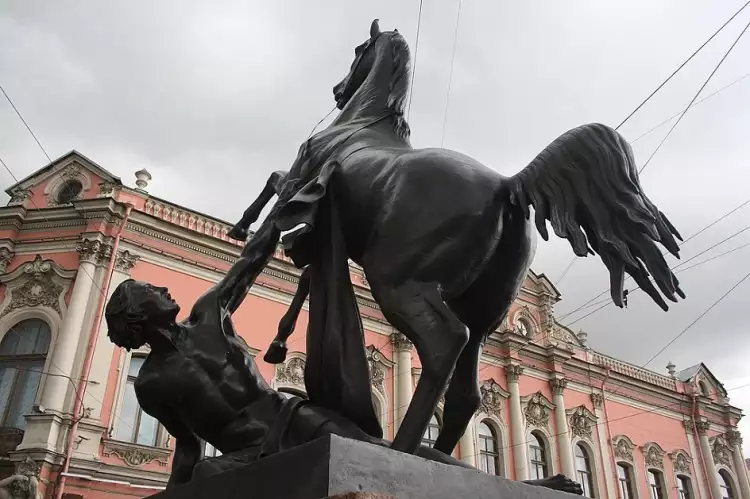 Skulptur. Peter Klodt. Pferdebändiger auf der Anitschkow-Brücke in St. Petersburg, 1838