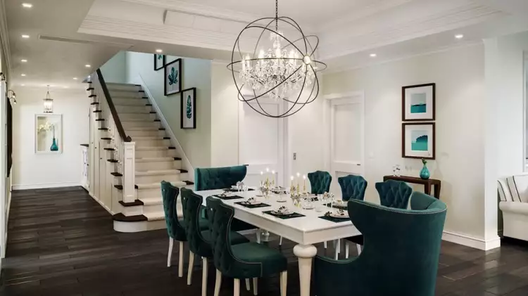 Американский стиль в интерьере. Интерьер гостиной с большим столом и лестницей