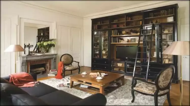 Гранж. Интерьер в стиле гранж, гостиная с камином и большим книжным шкафом