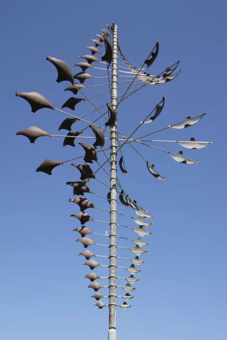 Кинетическое искусство. Лайман Уитакер. «Огромная вращающаяся звезда», 1990