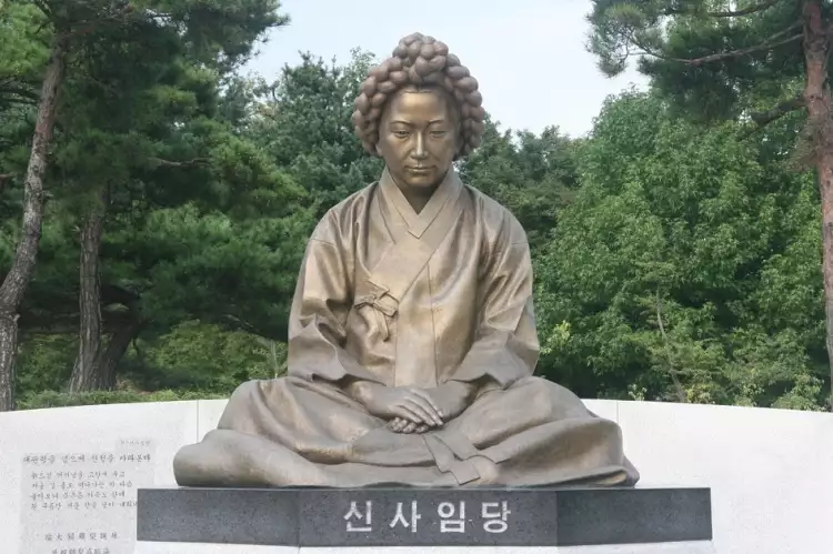 Син Саимдан. Памятник художнице в Сеуле