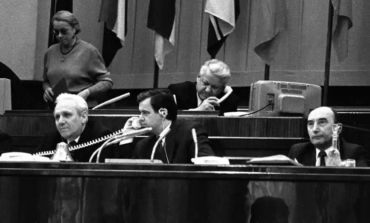 Ордена и медали современной России. Президент РФ Борис Ельцин, председатель Верховного Совета РФ Руслан Хасбулатов и его заместители, фото 1992 г. Ордена и медали современной России. Президент РФ Борис Ельцин, председатель Верховного Совета РФ Руслан Хасбулатов и его заместители, фото 1992 г.