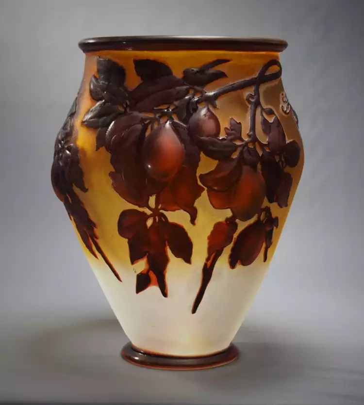 Стеклодув. Ваза со сливами торговой марки Galle, начало ХХ века