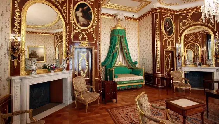 Ампир. Интерьер гостиной с камином и зеркалом в стиле ампир