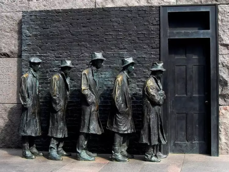 Джордж Сигал. Скульптура «Очередь за хлебом во время Депрессии»,1991 Джордж Сигал. Скульптура «Очередь за хлебом во время Депрессии»,1991