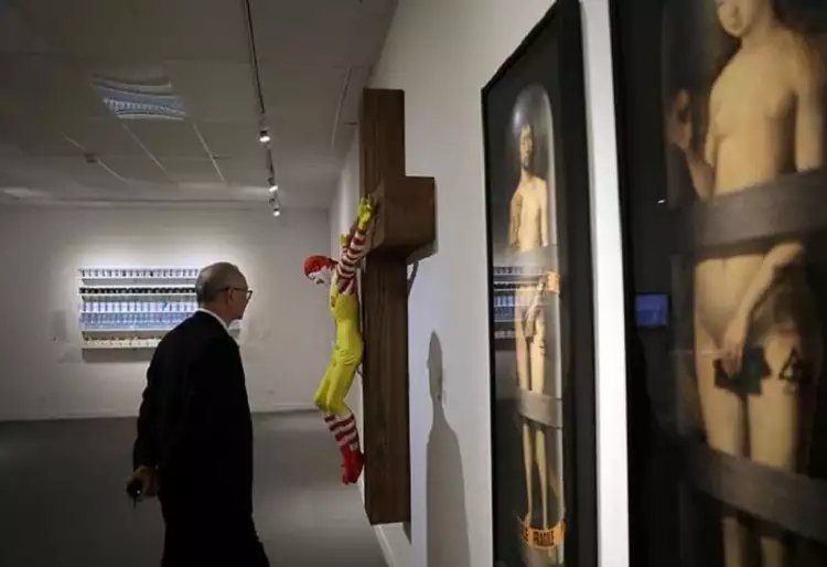 Распятый клоун McJesus Распятый клоун McJesus