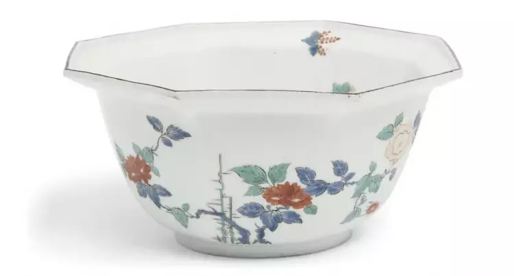 Марки и клейма Мейсенского фарфора в XVIII веке. Октогональная миска с какимонами из японского сервиза с надглазурной маркой