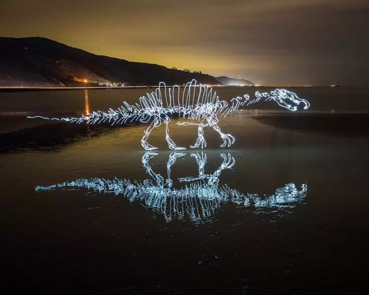 Ночная фотография. Даррен Пирсон. «Спинозавр»