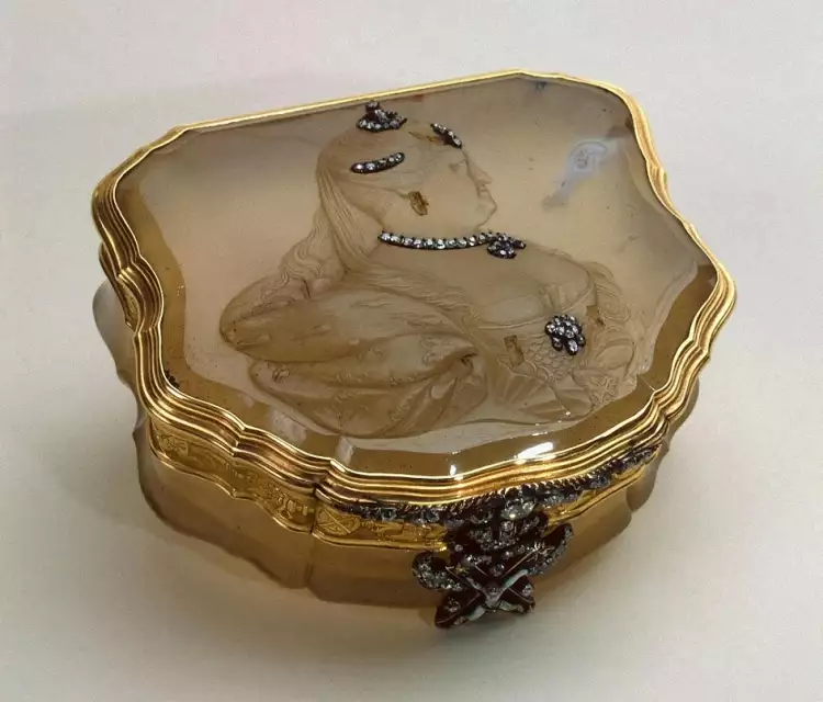 Старинное серебро с эмалью. Табакерка с портретом императрицы Анны Иоанновны, 1736-1740