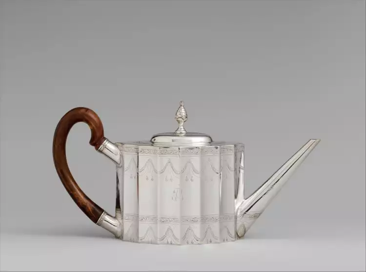 American Silver. Paul Revere. A factory-made teapot made of silver leaf, 1796 American Silver. Paul Revere. A factory-made teapot made of silver leaf, 1796