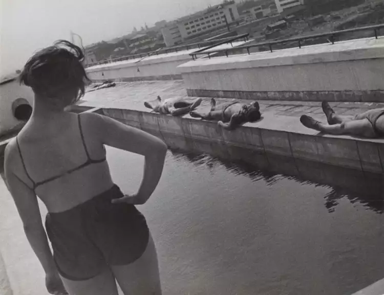 Александр Родченко. Фотография «Утренняя гимнастика на крыше студенческого общежития в Лефортово», 1932